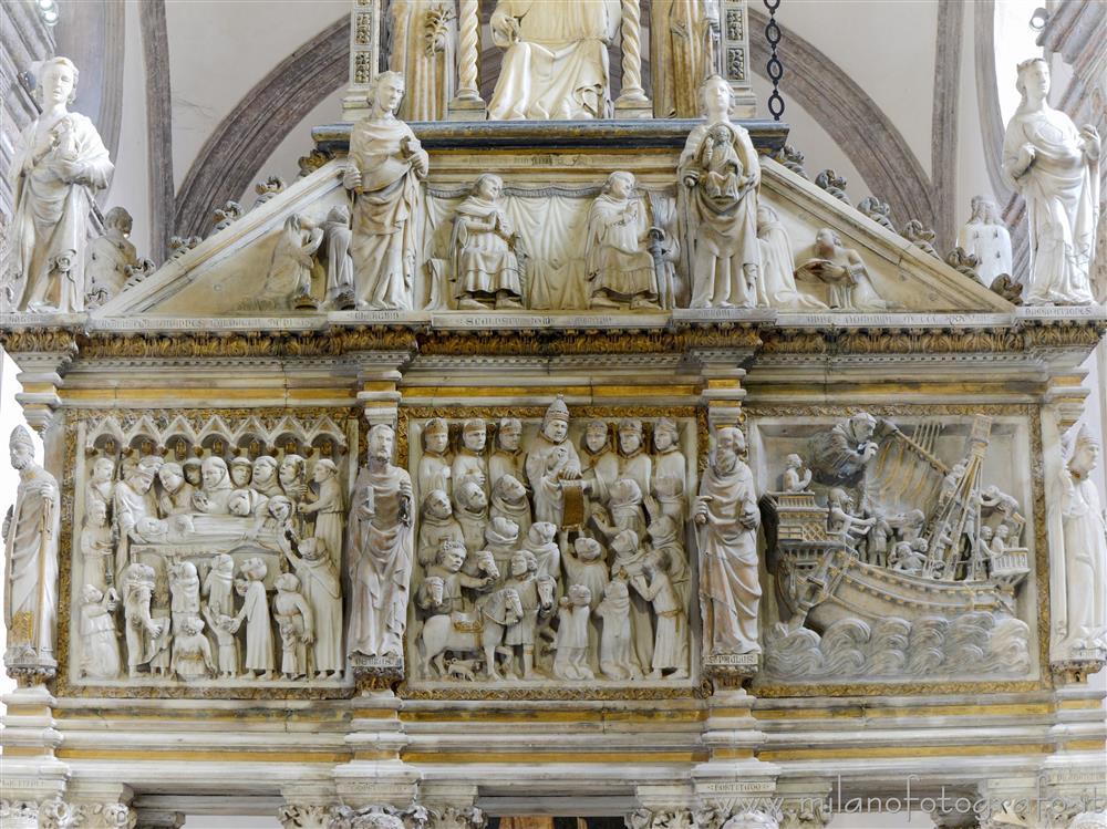 Milano - Lato anteriore del sarcofago dell'Arca di San Pietro Martire nella Cappella Portinari